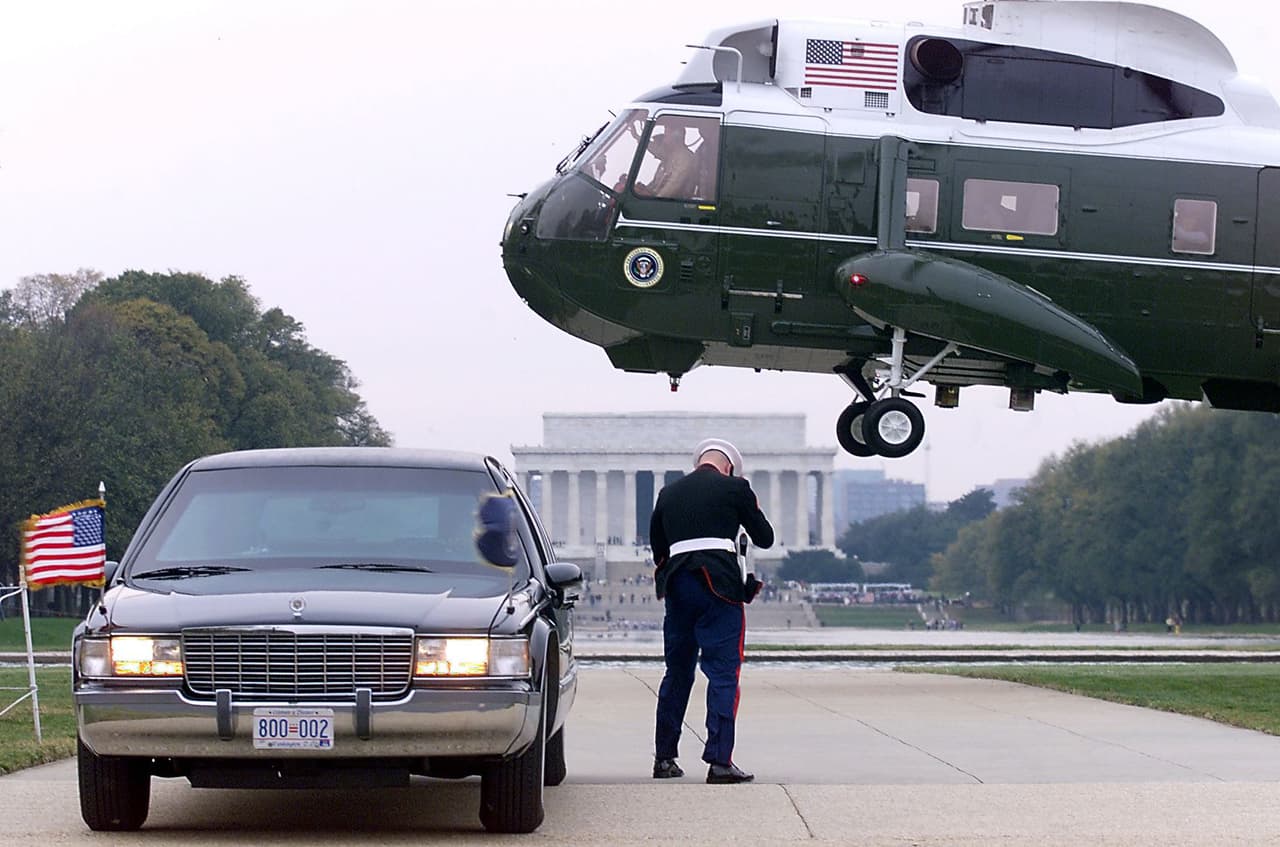 53 años después de su primera aparición, la limusina presidencia se había convertido en un vehículo sumamente pesado. Los frenos y las transmisiones debían ser constantemente sustituidos y una eventual falla en sistemas tan vitales para el funcionamiento de un vehículo presentaba un riesgo de seguridad del presidente. La llegada del 
<b>Bill Clinton a la Casa Blanca </b>en 1993 fue recibida por la primera limusina diseñada desde el principio como un vehículo presidencial. Aunque su apariencia era la de un 
<b>Cadillac Fleetwood</b> de ese año, mecánicamente era un automóvil mucho más resistente y duradero que los Cadillac de tracción delantera y motor transversal de aquellos días.