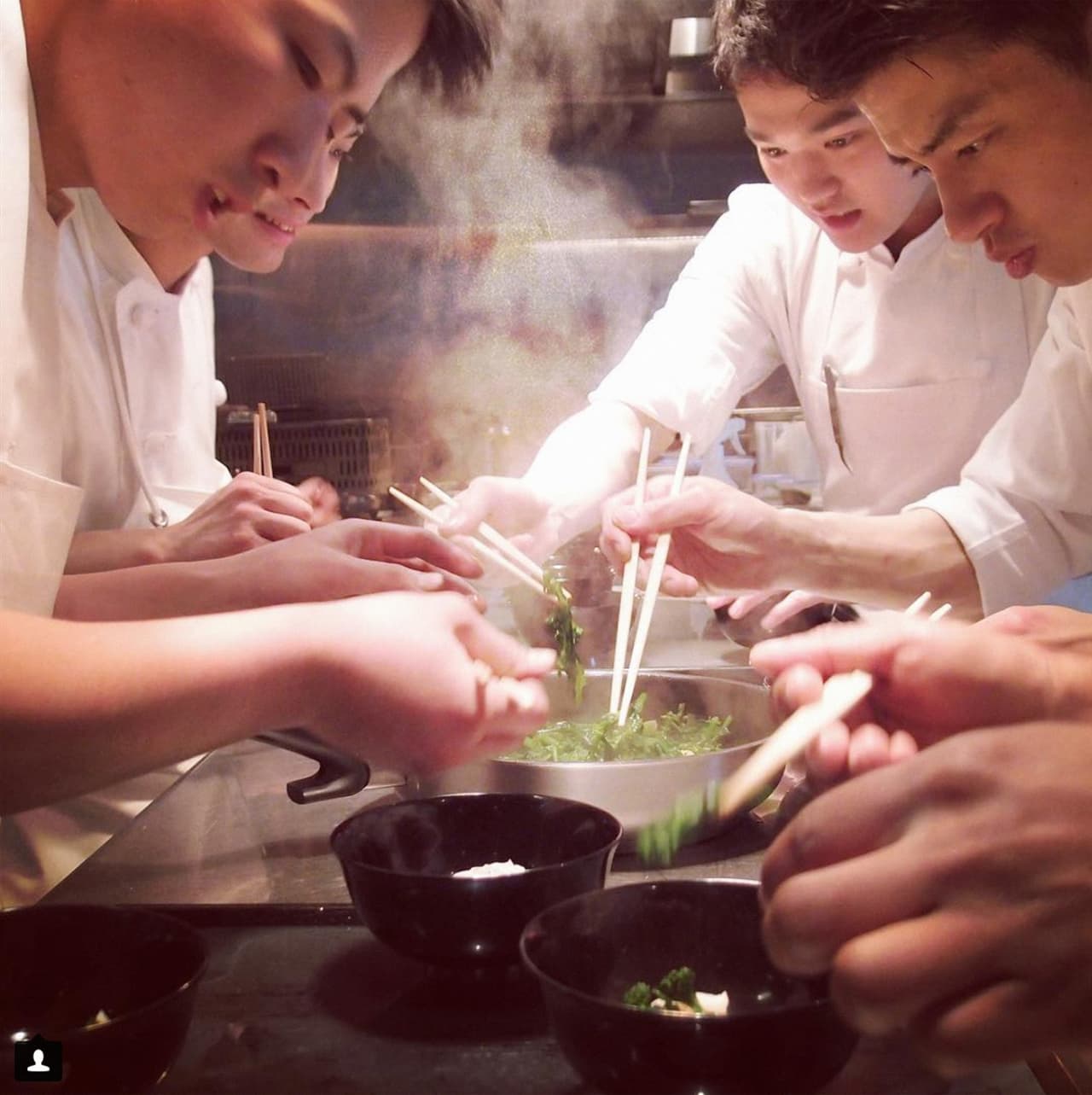 <b>Número 22: Narisawa. </b>Tokio, Japón
<b>. </b>Estilo de comida: Cocina innovadora Satoyama. Este es un término japonés que define la región fronteriza entre las planicies cultivadas y las montañas donde las personas viven de manera sostenible con la naturaleza. Ofrecen un elaborado menú que varía con cada temporada y
<a href="https://www.instagram.com/p/BS4BqPsBVc2/?utm_source=ig_web_copy_link"> pretende ser respetuoso con el medio ambiente. </a>