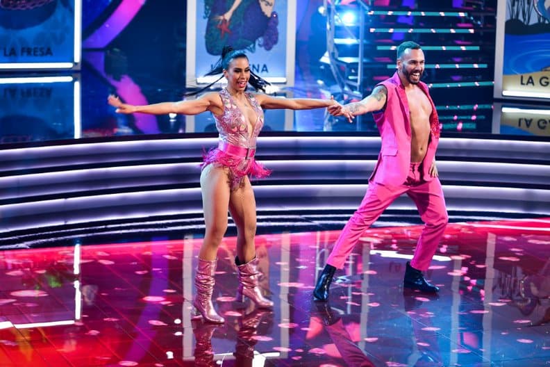 Para el segundo duelo, Mariajosé Alvarado y La Bronca se hicieron presentes en la pista de baile al ritmo de la quebradita.