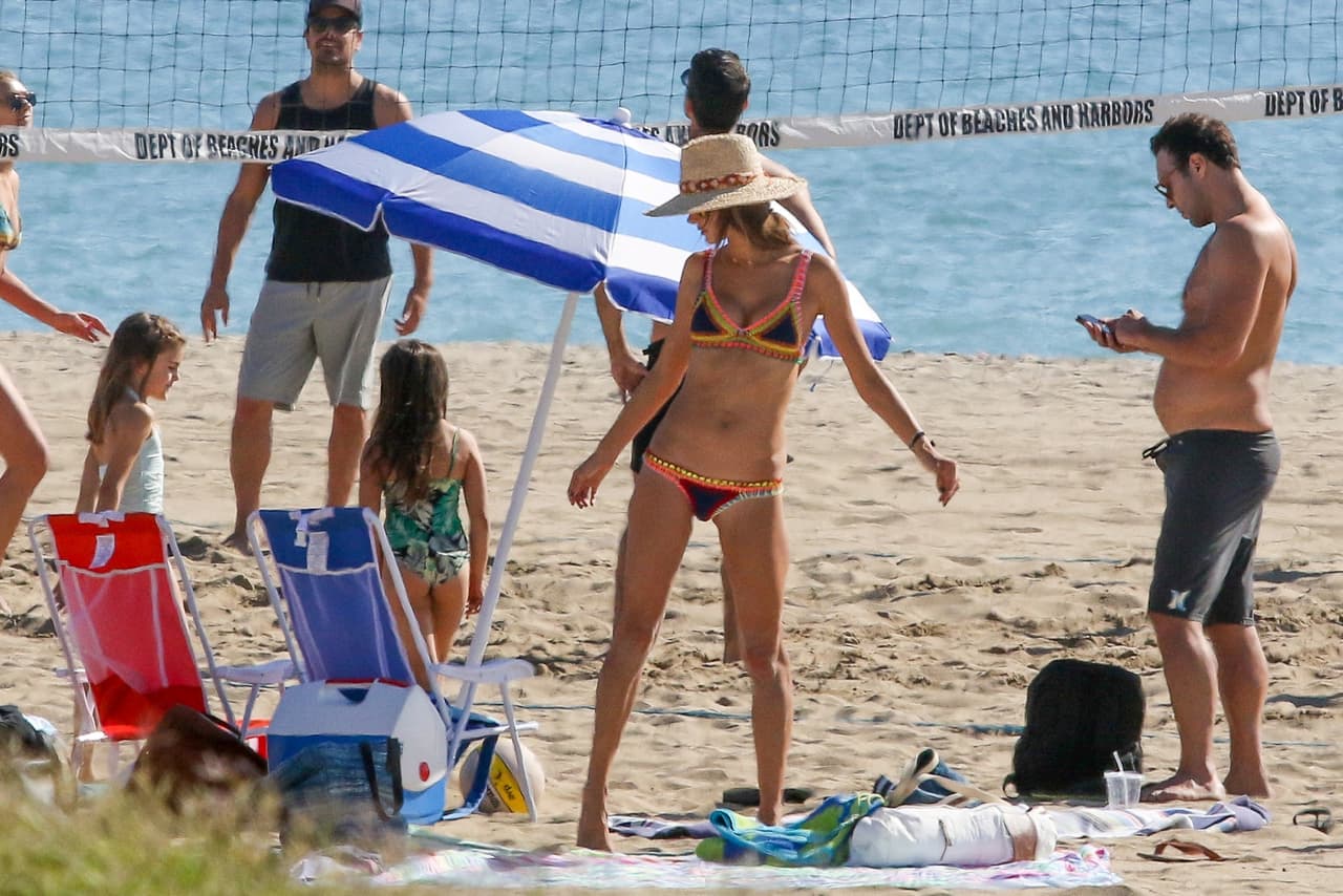 Alessandra también se puso a bailar con las nenas.