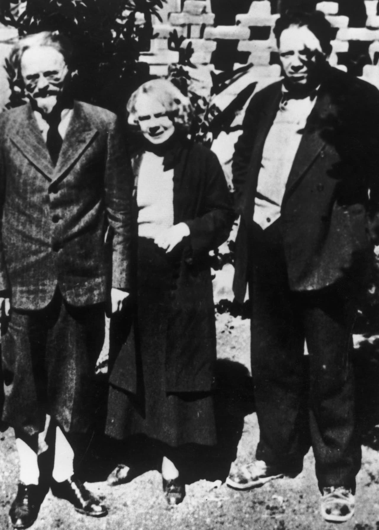 Tras haber pasado por países como Francia, Noruega y Turquía, el revolucionario ruso y fundador del Ejército Rojo, 
<b>León Trotsky</b>, llegó a México como exiliado político del estalinismo. Tras sufrir dos atentados, en 1940 Trostsky es asesinado en México por el agente estalinista español Ramón Mercader.