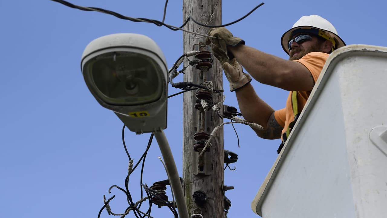En medio de apagones, LUMA Energy pide aumentar tarifa; indigna silencio de Pierluisi en la Cámara