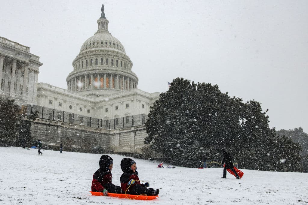 Niños juegan con un trineo frente al Capitolio, en Washington DC. Las temperaturas gélidas persistieron en Nueva Inglaterra el domingo, con vientos helados en el norte de Vermont reportados a -27 ºF (-33 ºC).