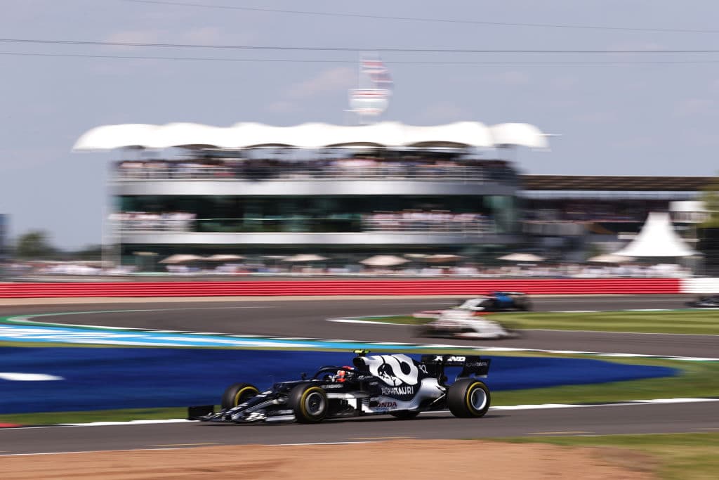 Termina el Grand Prix de Gran Bretaña con un mal sabor de boca. Lewis Hamilton se lleva el podio en casa a pesar de haberle chocado la monoplaza a Max Verstappen de Red Bull y dejarlo fuera de la contienda. Charles Leclerc logra su primer podio en segunda posición y Valtteri Bottas se queda con la tercera plaza. El piloto mexicano Sergio Pérez le roba un punto a Hamilton pero queda en 16.