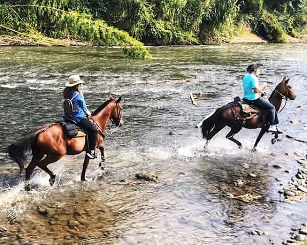 "Hay lugares donde uno se queda y lugares que se quedan en uno", escribió Karina en Instagram.