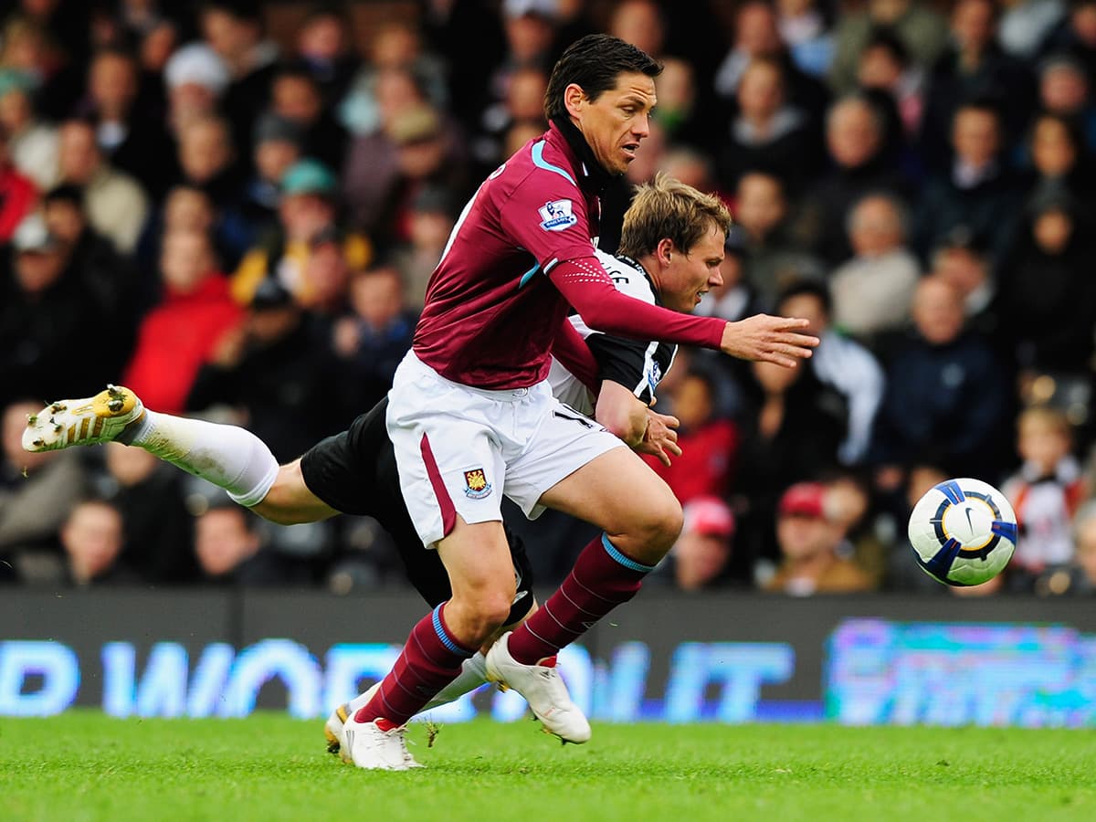 El argentino naturalizado mexicano Guillermo Franco anotó 5 goles en 21 partidos con el West Ham en la temporada 2009/2010. Su retiro del profesionalismo fue en 2013 con Chicago Fire en EE.UU.