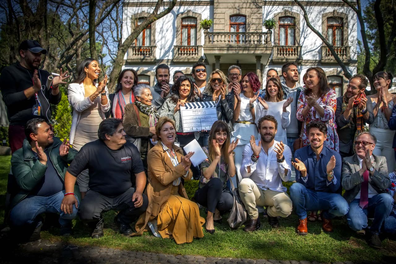 El 15 de junio retomaron las actividades tomando todas las medidas sanitarias. “Fue raro el hecho de parar de trabajar y volver, pero es un proceso distinto, sabemos que somos muy afortunados de estar trabajando a pesar de las circunstancias que son difíciles”, dijo al respecto Angelique Boyer para De primera mano, en una entrevista transmitida el pasado 21 de agosto.
<br>