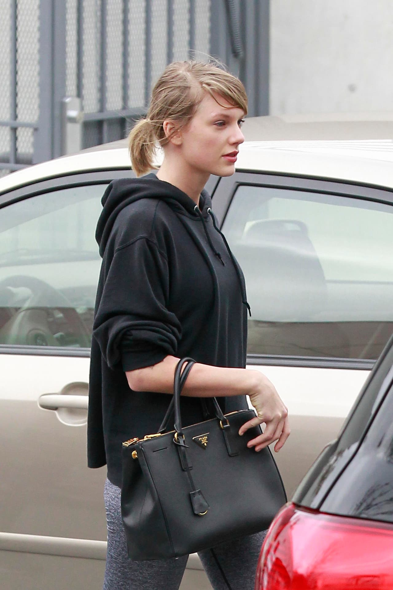 Taylor prefirió ir más tapadita, y su rostro sin maquillaje llamó mucho la atención.