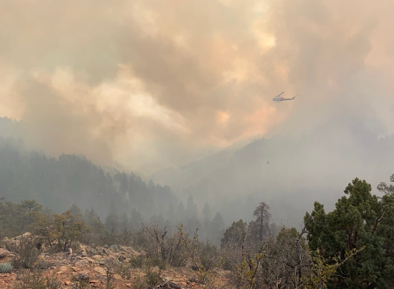 Ordenaron la evacuación de algunas comunidades del condado de Yavapai este lunes por la tarde y se advirtió a varias más que se prepararan para salir debido a un incendio forestal de rápido crecimiento.
