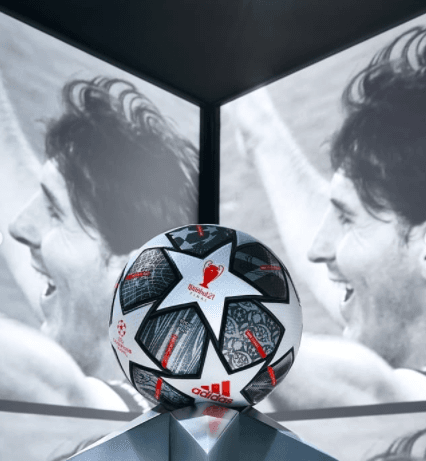 La UEFA Champions League acaba de presentar el balón con el que se jugará la fase final del campeonato. El balón celebra 20 años con el diseño de las estrellas y la inscripción 'Istanbul 2021'.