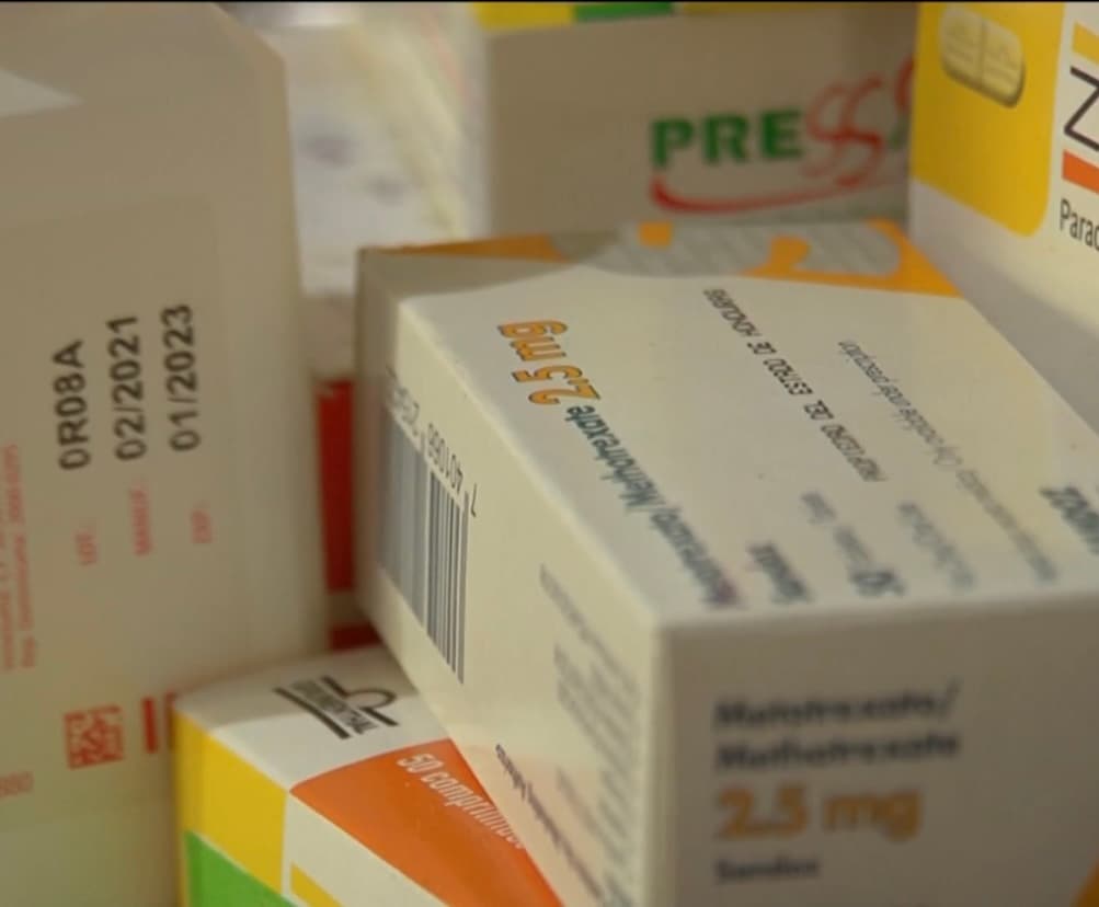 La situación, ya de por sí difícil, se complica cada vez más debido a la precaria situación económica de la familia que se mantiene con los pocos ingresos que Víctor obtiene por algún trabajo de albañilería que llega a conseguir o por lo que se puede vender en un pequeño puesto para poder comprar los caros medicamentos.
<br>