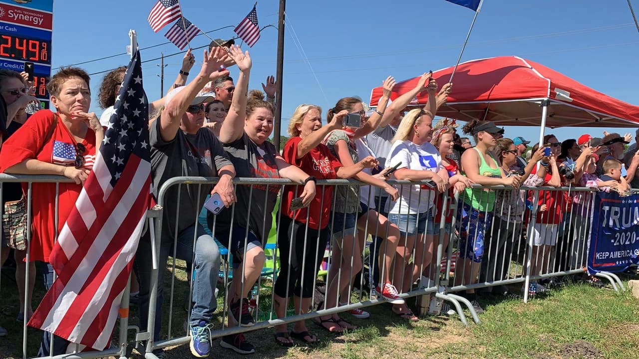 Desde tempranas horas de la mañana, simpatizantes del presidente Donald Trump llegaron hasta las afueras de un centro de entrenamiento de ingenieros en Crosby, Texas, donde se esperaba que el mandatario hablara sobre sus planes para incentivar la producción nacional de petróleo y gas.