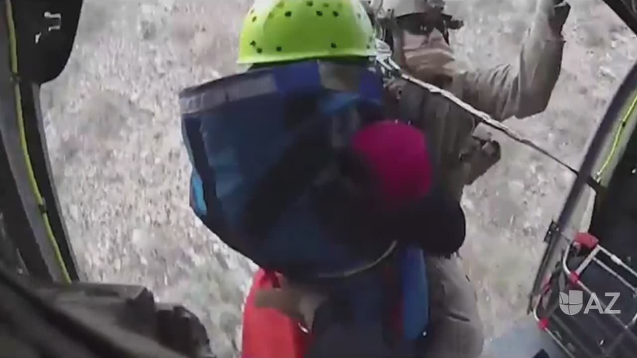 Una mujer fue rescatada tras quedar atrapada y perdida en unas montañas al sur de Arizona.
<br>