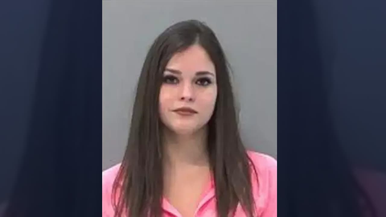 Mujer enfrenta cargos de crimen de odio luego de agredir a una pareja gay 