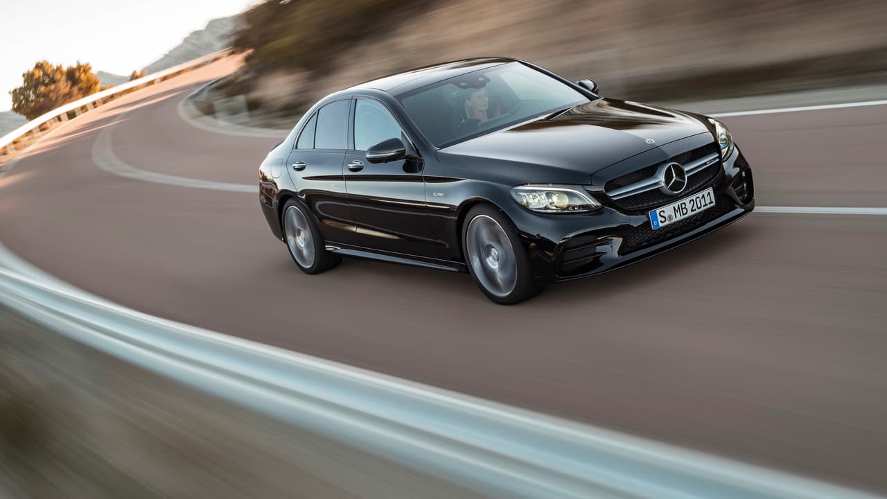 El Mercedes-AMG 63 2019 cuenta con un sistema de dirección sensible a la velocidad desarrollado por AMG, que modifica el radio de la dirección que mejora la respuesta del vehículo a los comando dados al volante.