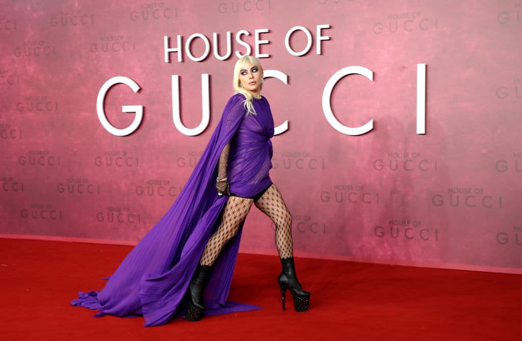 Lady Gaga no solo es protagonista de la cinta; también lo fue de la alfombra roja, pues acaparó los flashes con su atuendo compuesto de un vestido morado transparente, medias de rejilla y botas de plataforma.