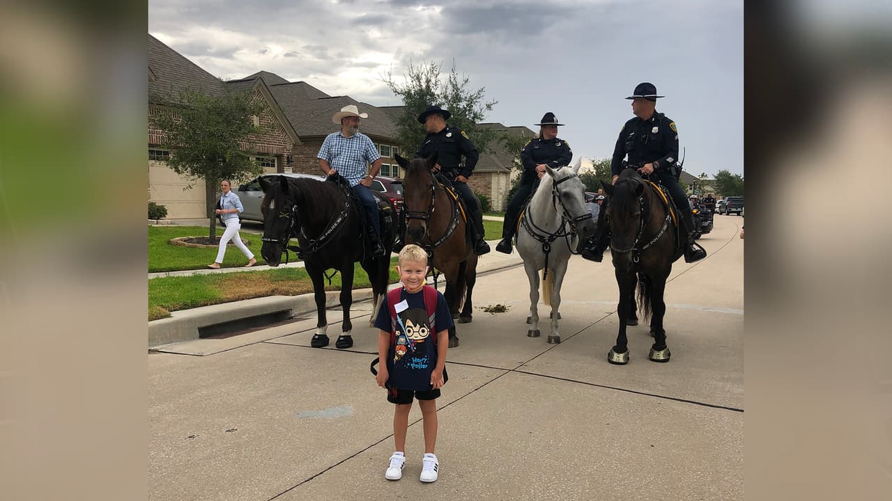 El pequeño fue este martes a su clase de primer grado en el Distrito Escolar Independiente Cypress-Fairbanks. Oficiales de HPD estuvieron para celebrar este día tan importante.