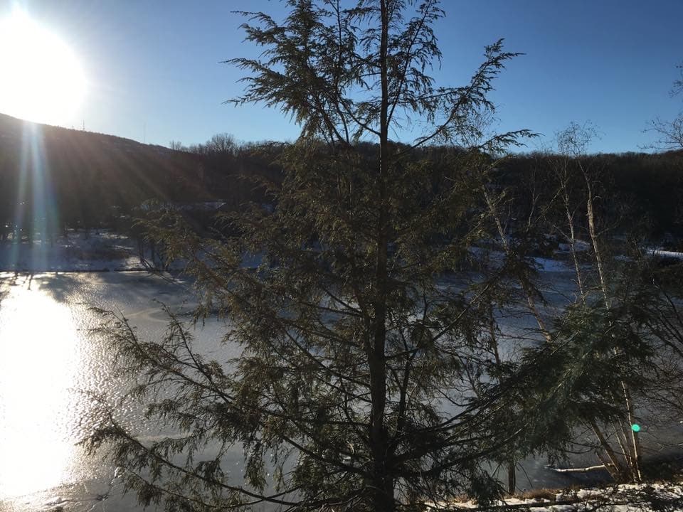 Con 6216 kilómetros cuadrados que abarcan los condados de Carbon, Monroe, Pike y Wayne del noreste de Pennsylvania, la región de Pocono Mountains comprende un terreno de montañas ondulantes, impresionantes cascadas, bosques florecientes y 273 kilómetros de ríos sinuosos.
<br>
<br>
<br>
<br>