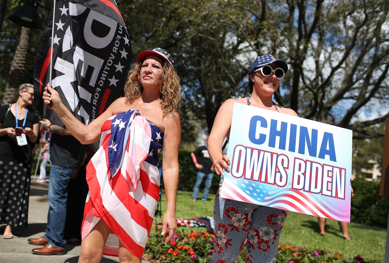 Alisaj Gonzalez y Michelle Smith (Izquierda y Derecha) se paran afuera del Hyatt Regency de la CPAC para lanzar consignas contra el presidente Joe Biden.
<br>
<br>La CPAC, que se inició en 1974, logra reunir a diversos entes conservadores para discutir temas que se consideran importantes en su agenda política e ideológica.
<br>