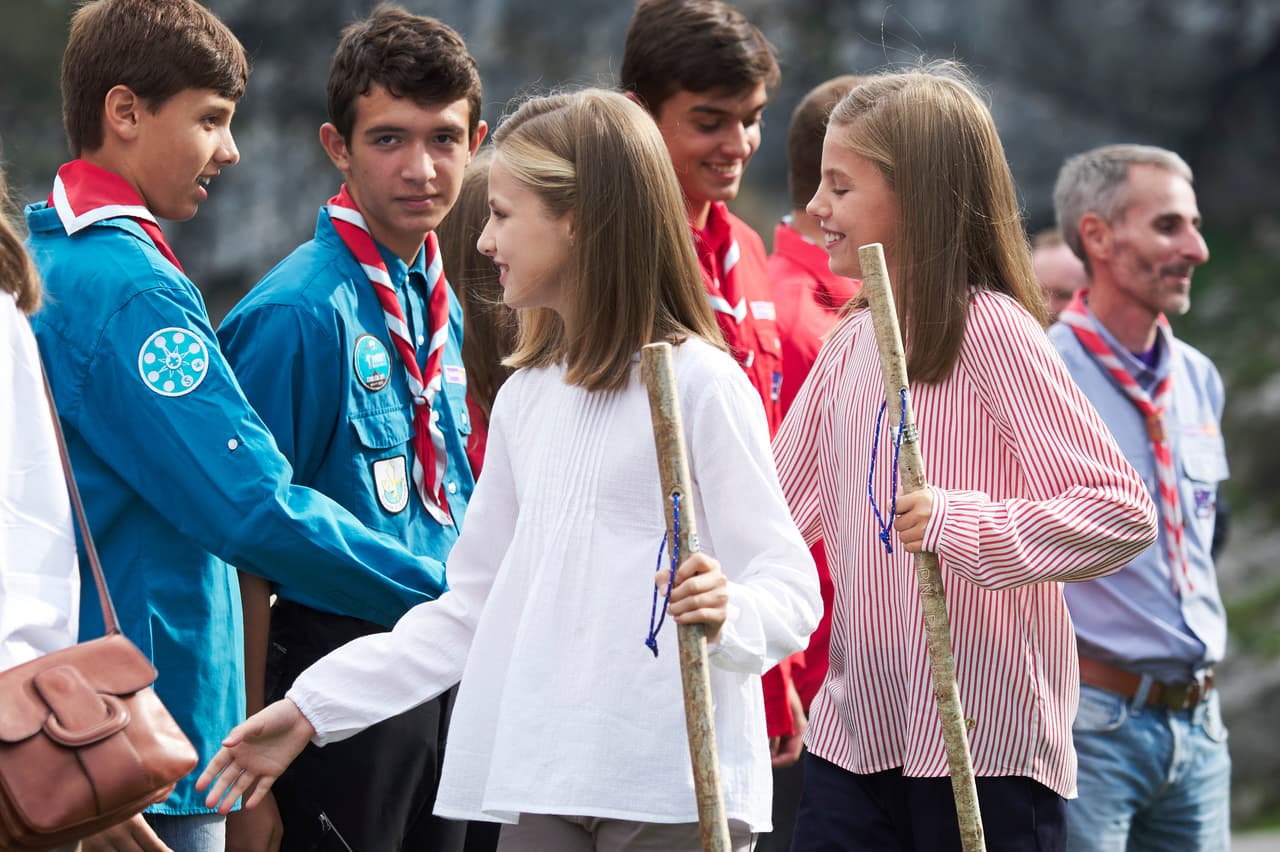 Durante su estancia, la princesa Leonor y su familia saludaron a varios integrantes del club de atletismo de Cangas de Onís y del colegio Codema de Gijón, así como scouts de Avilés, informó la revista Hola!