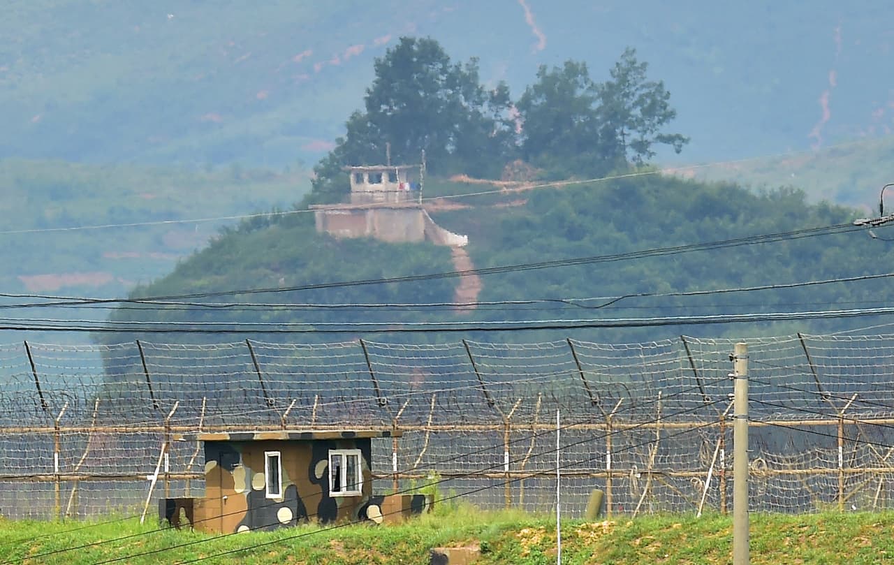 Un camino desértico conduce a la frontera entre Corea del Norte y Corea del Sur. Oficialmente, se llama Zona desmilitarizada de Corea del Norte (ZDC), creado desde 1953, luego de la guerra entre Coreas.