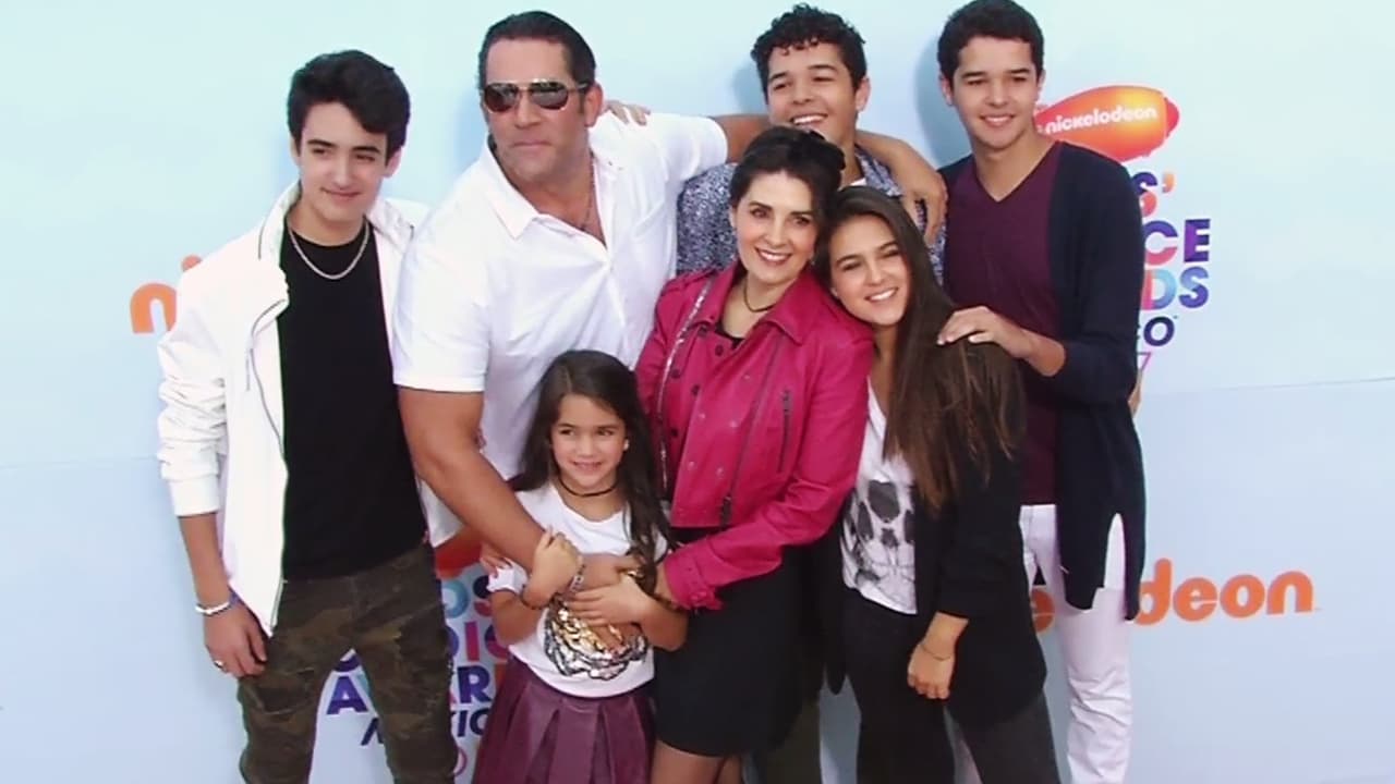 La joven de 12 años es 
<b><a href="https://www.univision.com/entretenimiento/celebridades/juntos-y-tambien-revueltos-asi-conviven-los-hijos-de-mayrin-villanueva-itati-cantoral-eduardo-santamarina-y-jorge-poza-fotos" target="_blank">una de los 5 hijos</a> </b>de la familia mixta que ha formado la actriz con su esposo Eduardo Santamarina. 
<br>