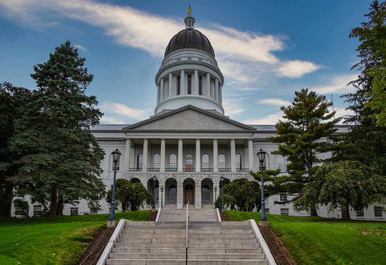 <h3 class="cms-H3-H3">Puesto 9. Maine.</h3>
<br>
<br>Maine, en la frontera norte de EEUU, es el noveno lugar de acuerdo con las métricas del estudio. La relación entre los ingresos de los trabajadores federales en el estado, en relación con la media general, es la octava más grande del país. También está entre los primeros 15 en cuanto a la cantidad de dinero que recibe de acuerdo con los impuestos sobre la renta pagados. El 1.6% de su población es de origen hispano.