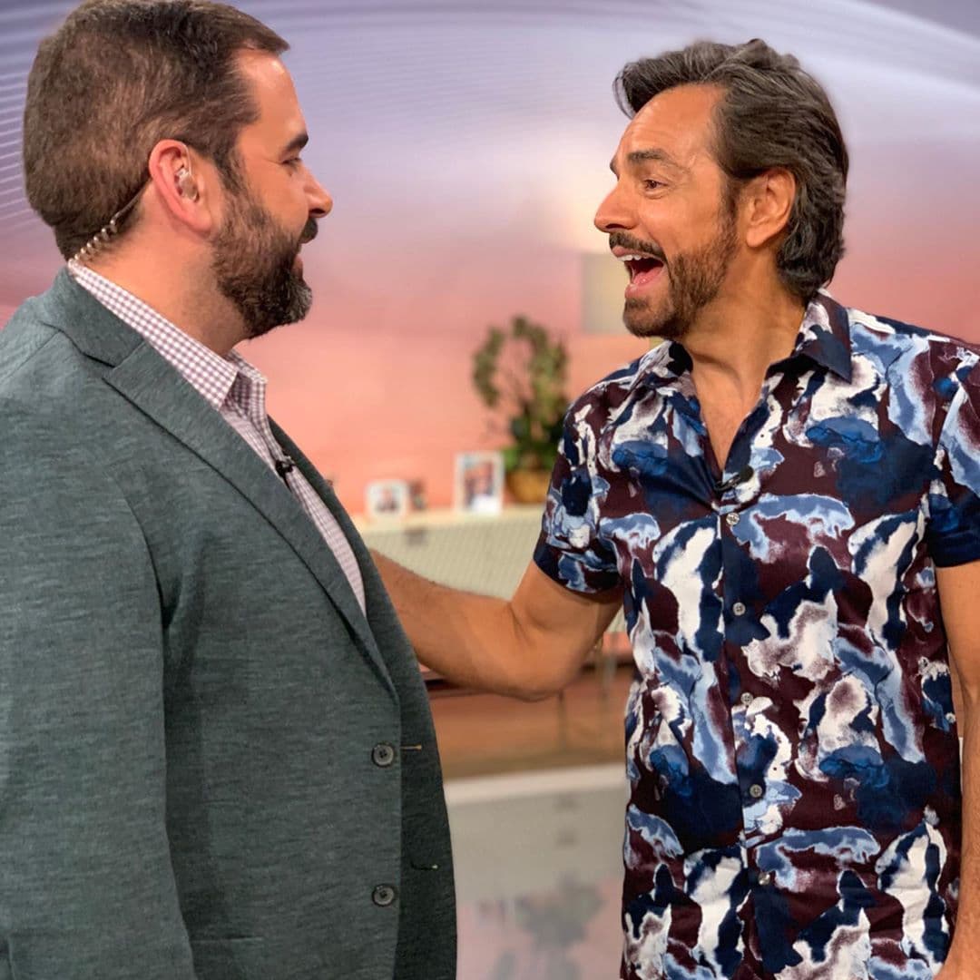 Eugenio también pudo conocer a nuevos integrantes del equipo, aquí lo vemos saludando al jefe de meteorología de Despierta América, Albert Martínez.
<br>