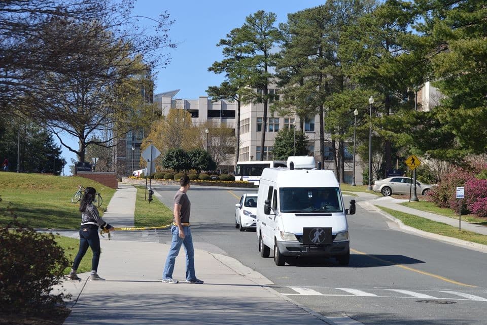 Una camioneta que se utiliza para probar cómo responden a los peatones a los vehículos sin conductor, fotografiada en la Universidad Duke.