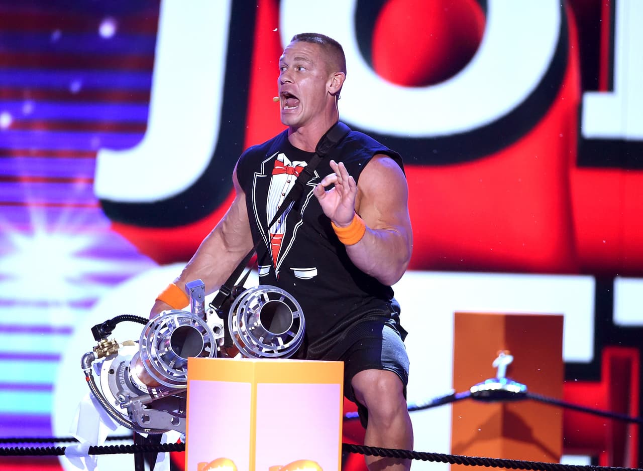El conductor fue el ex luchador y ahora actor John Cena, quien como ves se divirtió como niño chiquito.