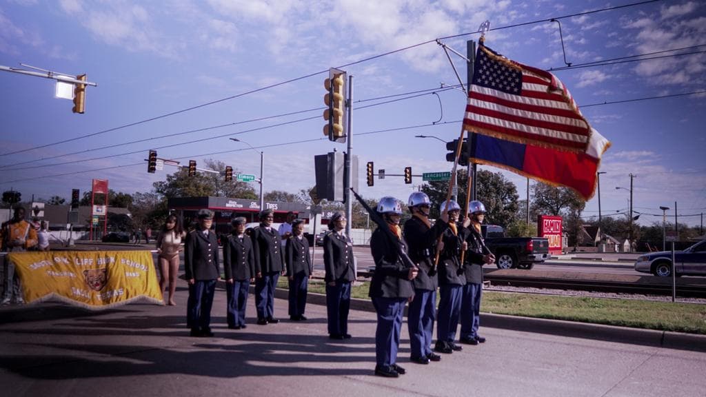 Por su parte el Condado Tarrant también realizó un desfile en honor a los veteranos en el Panther Island Pavilion de Fort Worth.
<br>