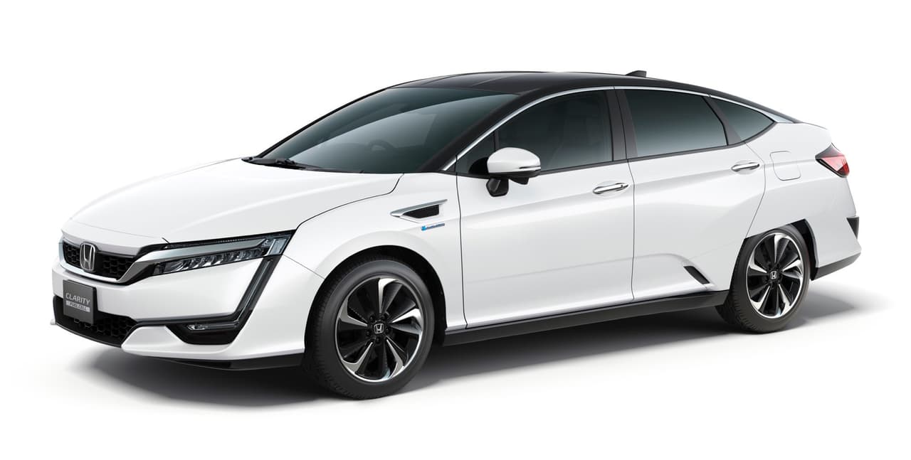 Clarity Fuel Cell 2017: Honda logró embutir los componentes del tren motriz de celda de combustible bajo el capó de su nuevo Clarity Fuel Cell. Con autonomía de 437.5 millas y un enorme espacio interior, el Clarity Fuel Cell es un auto ideal para uso diario cuyo único impedimento serio es la falta de una red de distribución de hidrógeno líquido. El Clarity Fuel Cell será comercializado inicialmente en mercados selectos en California.