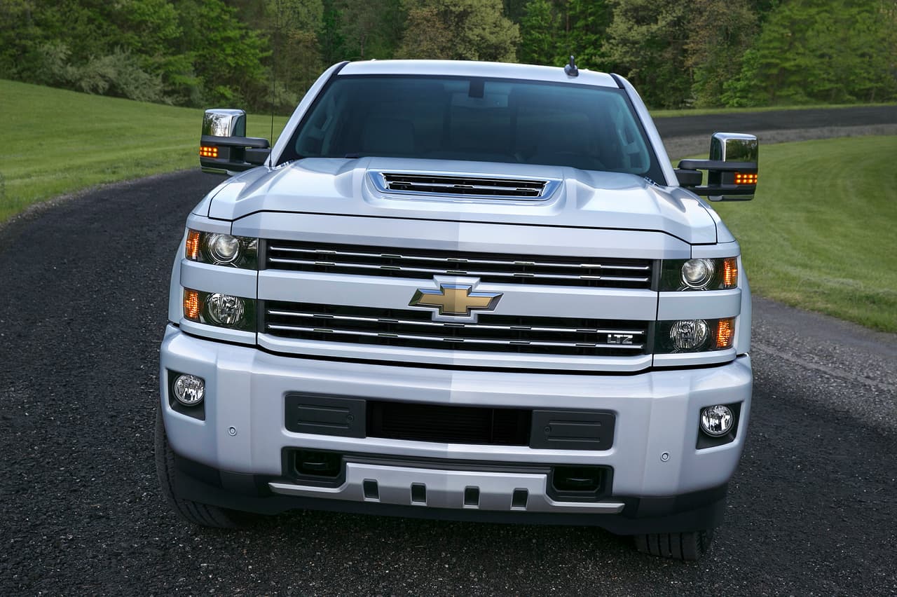 The 2017 Chevrolet Silverado HD features an all-new, patented air intake system. Marked by a dramatic hood scoop, the system drives cool, dry air into the engine for sustained performance and cooler air temperatures during difficult driving conditions.