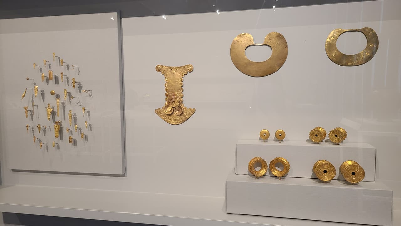 Los objetos de oro que construían los indígenas son “ofrendas de oro y cerámica que se entierran para que los padres de las ranas, los padres de las aves, los padres de los murciélagos, las madres de todos ellos, estén protegidos”, agregó Magaloni.