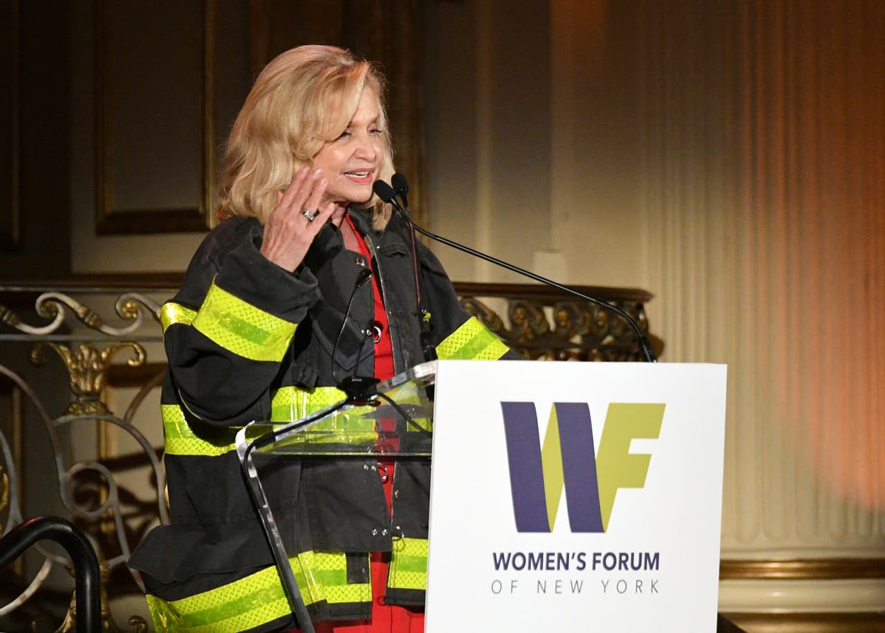 Carolyn B. Maloney. Tuiteó: "Me siguen preguntando, si las acciones más recientes de Trump no son lo suficientemente malas como para impugnar, ¿qué lo es? Y, no podría estar más de acuerdo. Pedí un juicio político en junio y cada día hay otra razón. Me repugna que ni un solo republicano esté dispuesto a enfrentarse a Donald Trump".