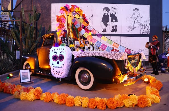 Por los últimos 48 años,
<a href="https://www.selfhelpgraphics.com/" target="_blank">Self Help Graphics & Art</a>, el movimiento artístico y cultural ha organizado el evento que honra la memoria de las generaciones de chicanos y latinos en Los Ángeles.