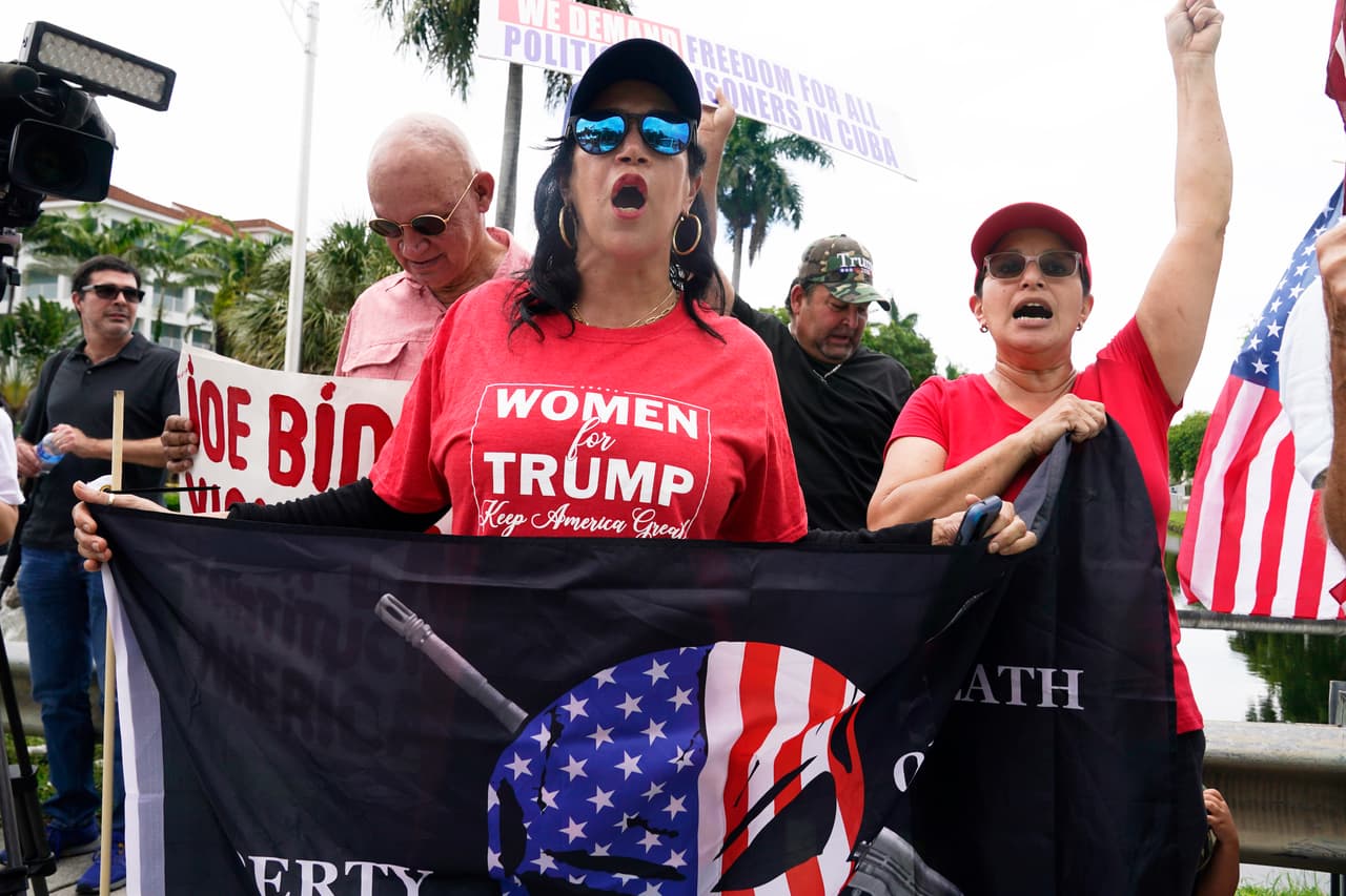 Trump llegó a las 3:21 de la tarde a su hotel en Doral, Florida, donde pasará la noche antes de su cita en el Palacio de Justicia de los Estados Unidos Wilkie D. Ferguson Jr., en Miami,
<a href="https://www.univision.com/noticias/politica/trump-comparecencia-justicia-asi-fue" target="_blank">menos de tres meses después de que fuera acusado en Nueva York de 34 cargos de falsificación de registros contables.</a>