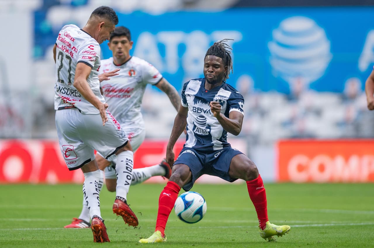 En un duelo muy cerrado, las anotaciones de Maxi Meza y Mauro Manotas hacen que Monterrey y Tijuana dividan los puntos. Los regios acumulan una racha de tres encuentros sin poder ver la victoria. Con el empate Xolos se mantiene en la cuarta posición de la tabla con 13 unidades.