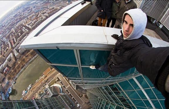 Lleva un tiempo sorprendiendo al mundo con sus 'selfies' desde los puntos más altos e inaccesibles de algunos edificios emblemáticos repartidos por el mundo. (Imagen tomada de su facebook)