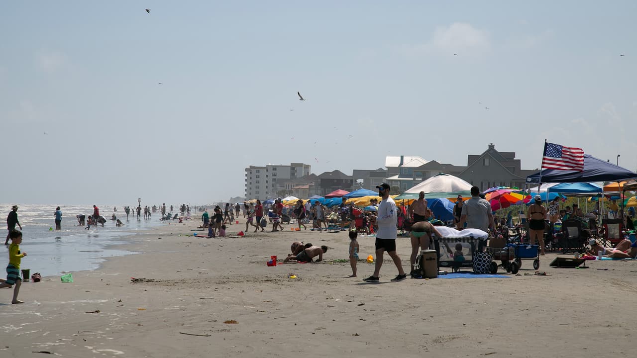 Muchos residentes del área de 
<a href="https://www.univision.com/temas/houston">Houston</a> decidieron pasar este fin de semana feriado en las costas de Galveston.