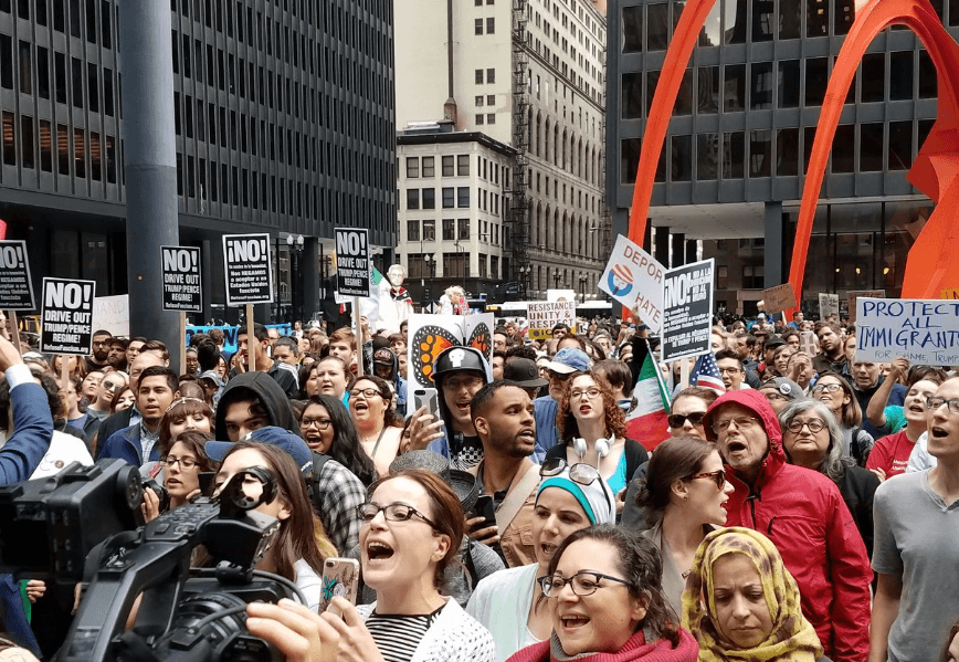 Desde las 5:30 pm empezaron a llegar los manifestantes a la Federal Plaza, en pleno corazon de la Ciudad de los Vientos, que fue el punto de concentración de la protesta.