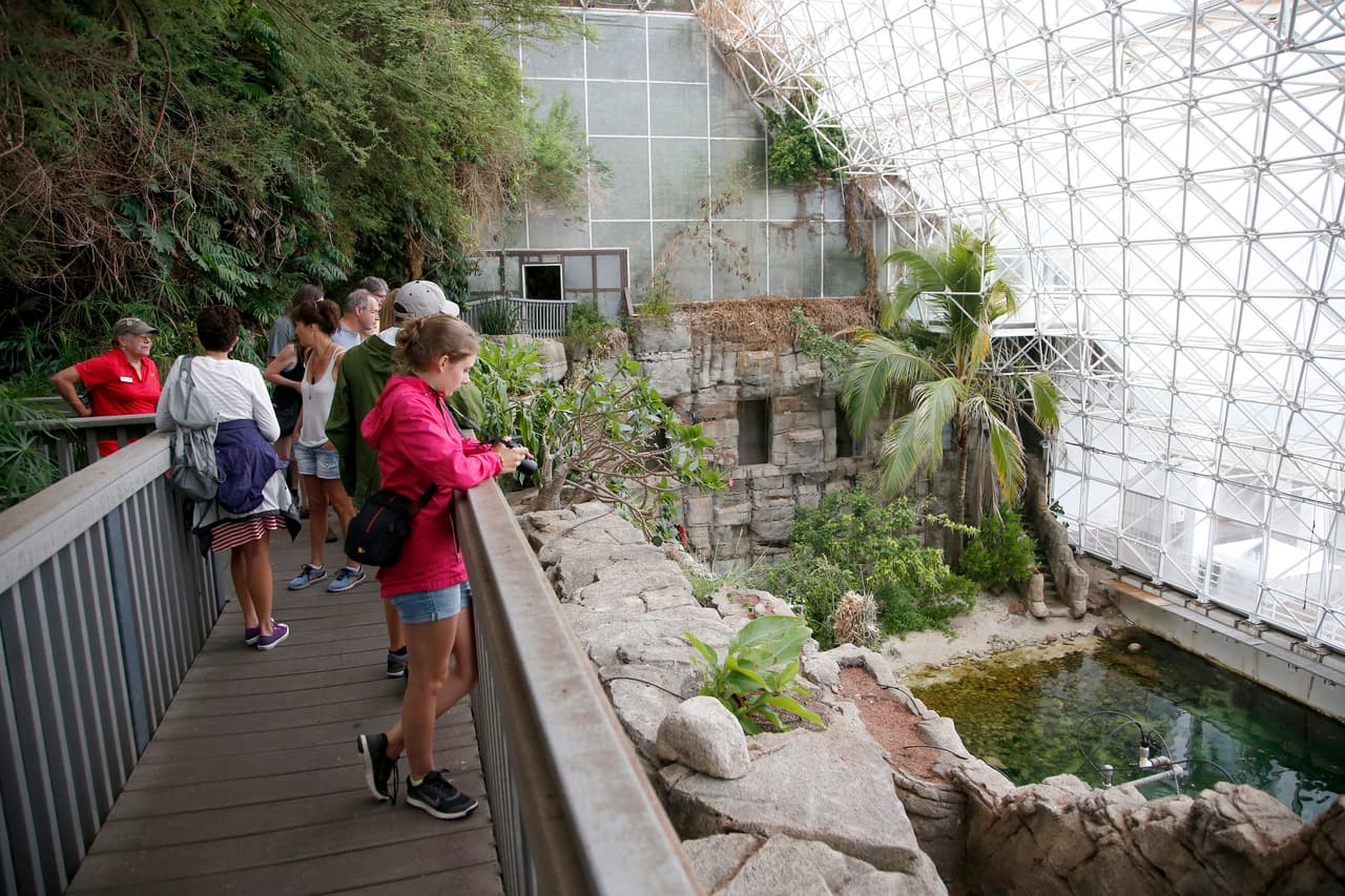 El océano de la Biosphere 2 contiene un millón de galones de agua de mar, diseñado como un sistema ecológico cerrado para investigar las interacciones dentro de los ecosistemas, en Oracle, Arizona. El invernadero cubierto prospera como un sitio singular para los investigadores de todo el mundo que estudian, desde los efectos de la acidificación del océano en los corales hasta las formas de garantizar la seguridad alimentaria.