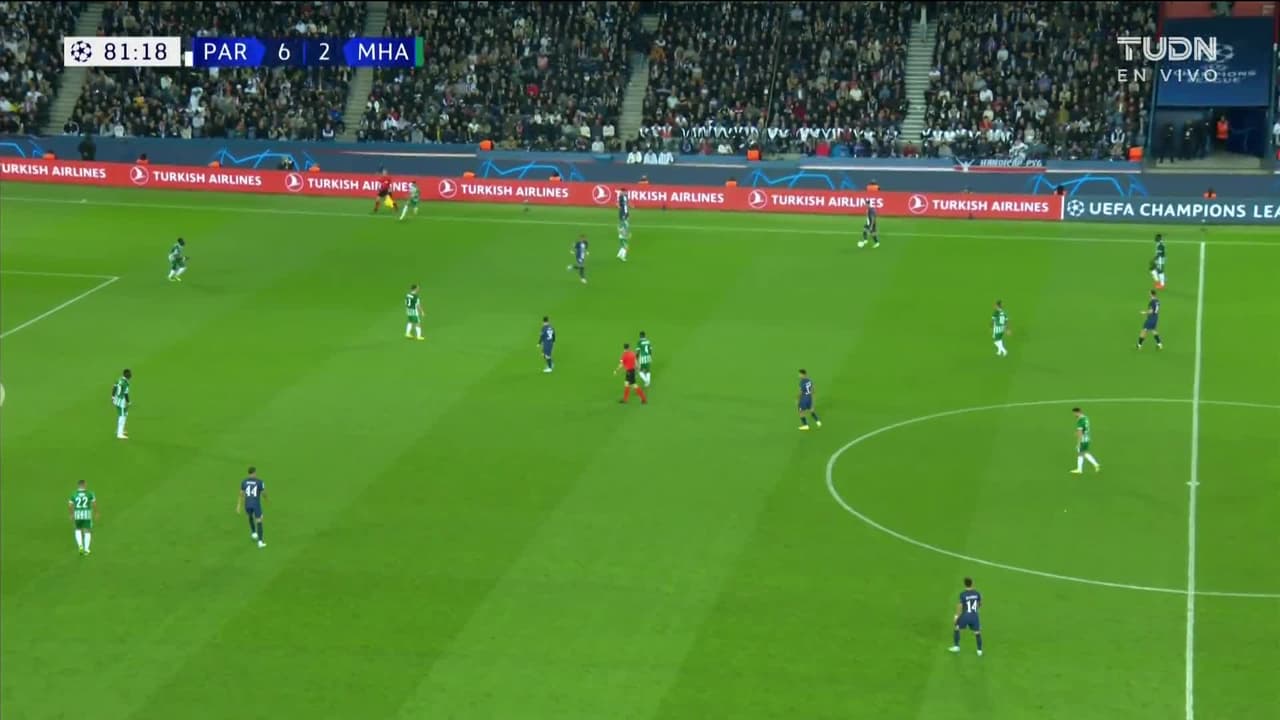 ¡TIRO ATAJADO! disparo por Hugo Ekitike.