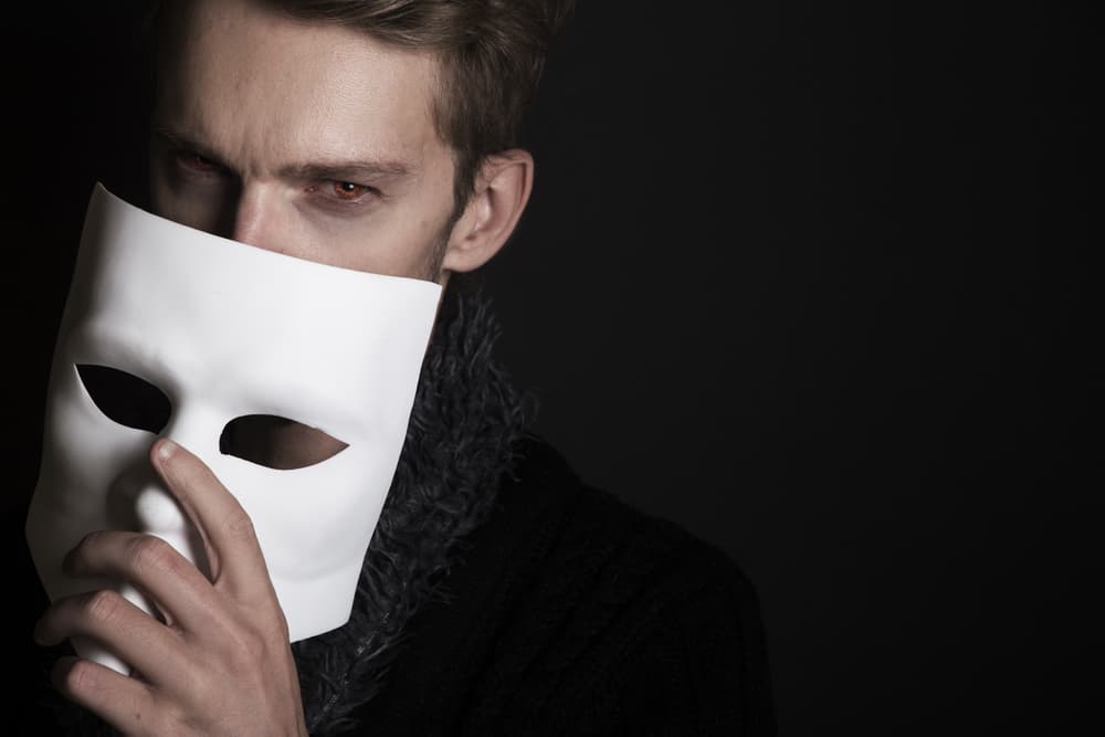 Pon a funcionar lo que sientes, pero con tu experiencia, no dejes que nadie te engañe, puesto que se te acercan personas que tratarán de envolverte, pero tú mantente firme, para que lo que has decidido, se cumpla.