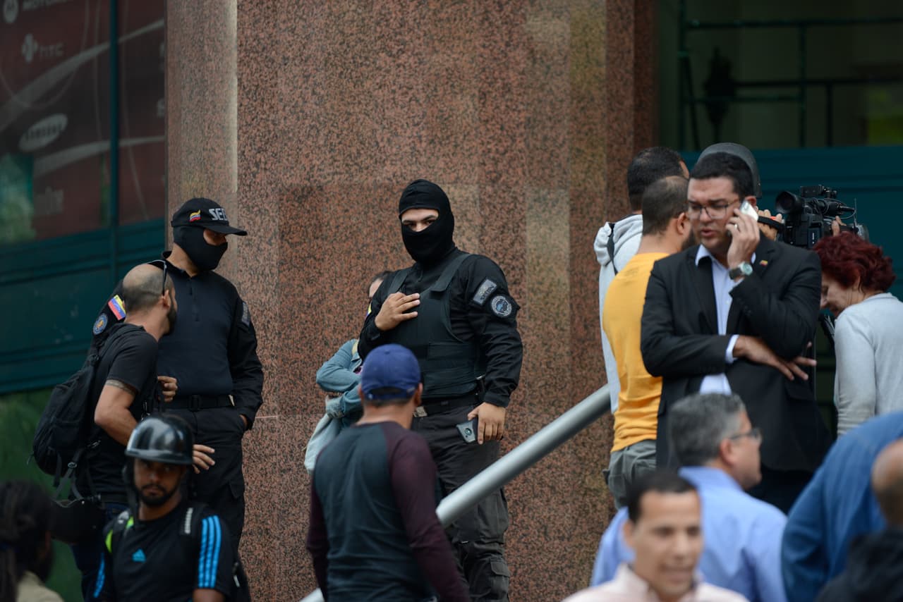 Autoridades policiales venezolanas rodean la oficina personal de Juan Guaidó en Caracas