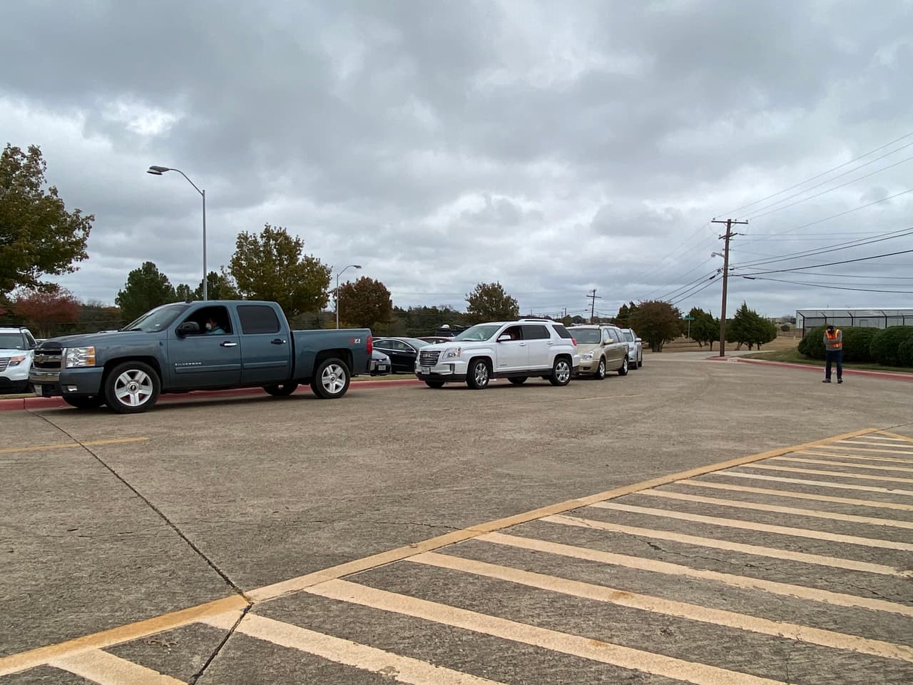 Desde muy temprano hubo personas que llegaron para hacer fila y poder ser de los primeros en recibir los alimentos