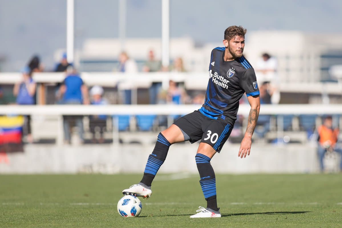Hablando español, la defensa central de Los Quakes se llevó el primer 'Cali clásico' del año