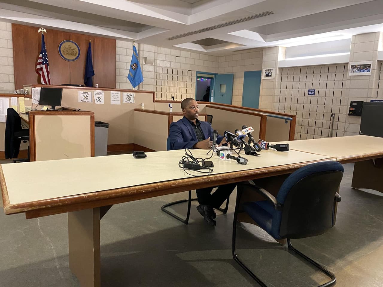 "Ese podría haber sido mi padre y quisiera que se hiciera algo", dijo el teniente Robert Brockenbrough de East Detectives durante una conferencia de prensa.
<br>
<br>Se creía que el motivo era un robo y se tomó una "gran suma" de dinero, pero Brockenbrough dijo que no sabía si la víctima fue atacada debido al negocio de un familiar o si el robo fue al azar.