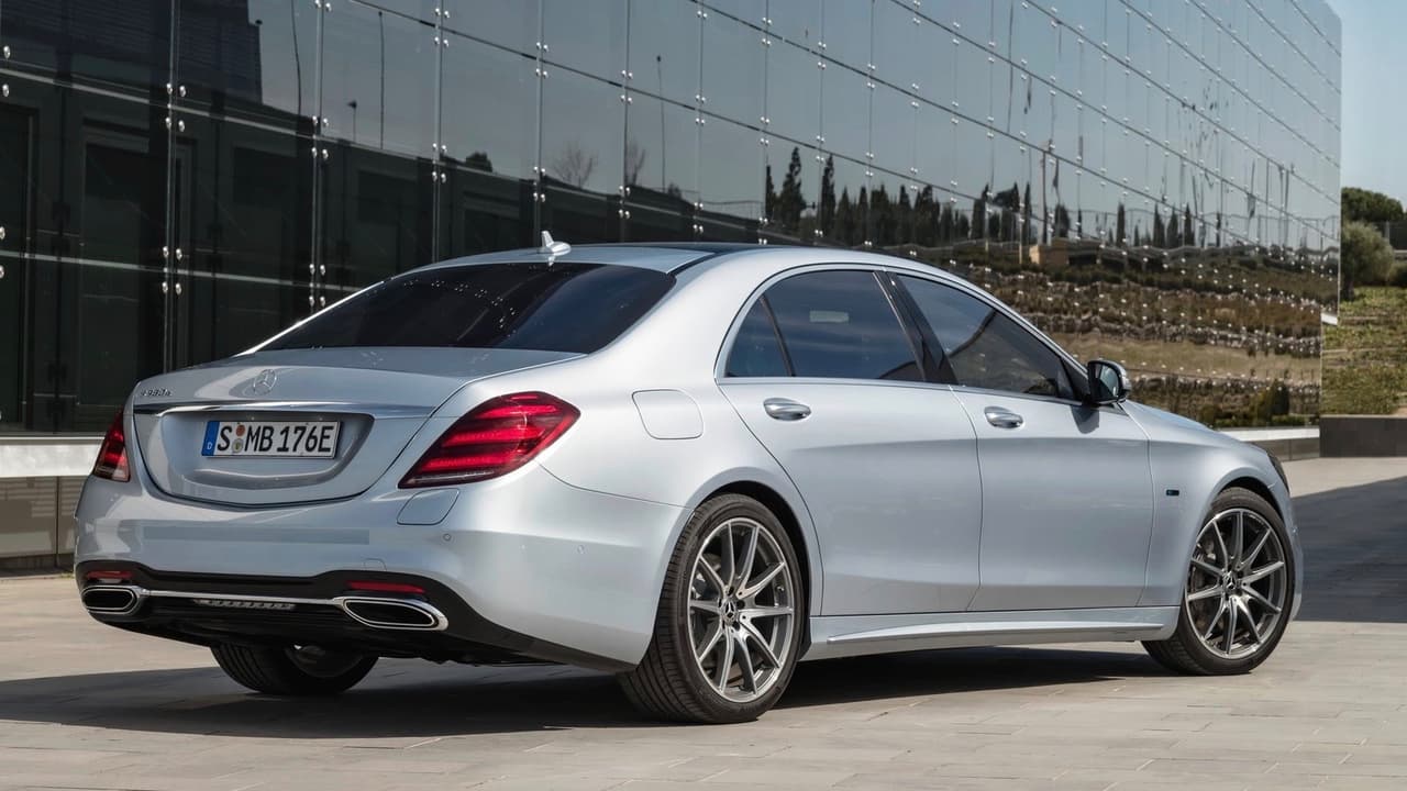 La versión híbrida recargable del más grande y lujoso de los sedanes de la marca Mercedes-Benz tiene un precio inicial de 
<b>104,350 dólares</b> y una gran cantidad de tecnologías de última generación. Dos factores que contribuyen al alto precio de la prima para el pago de su póliza de seguros.