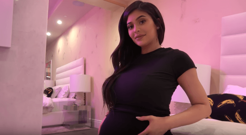 La empresaria afirmó también estar sorprendida con la noticia de que iba a ser una niña pues siempre pensó que iba a tener un varón. Stormi, de un mes y medio, aún está muy pequeña para reírse, pero Kylie dice que sonríe mucho.